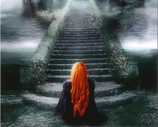 Рыжая девушка на дороге