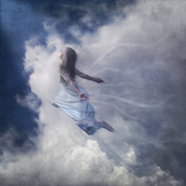 Девушка идет по облакам