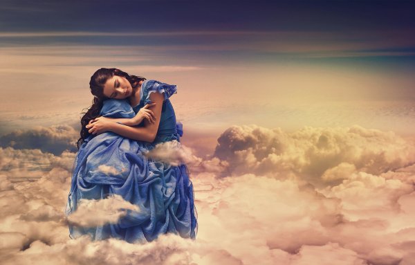 Девушка на фоне неба