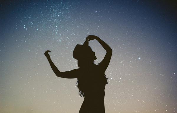 Девушка идет по облакам