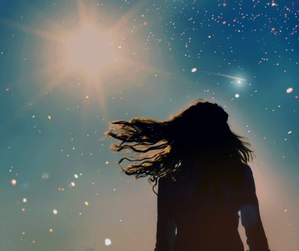 Девушка и звездное небо