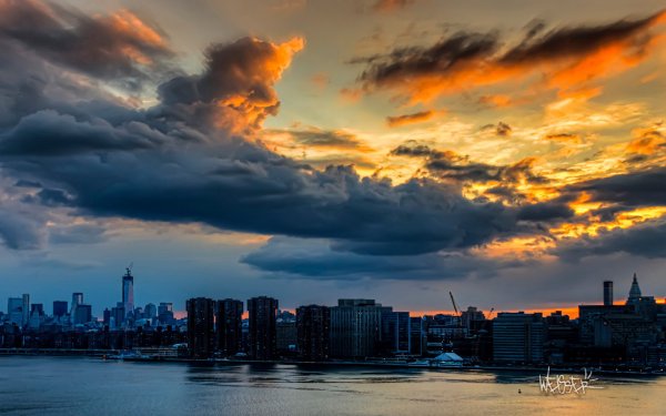 Красивый закат в городе