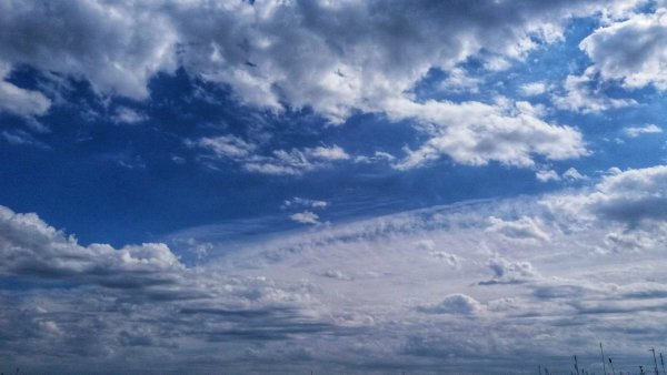 Голубое небо с облаками