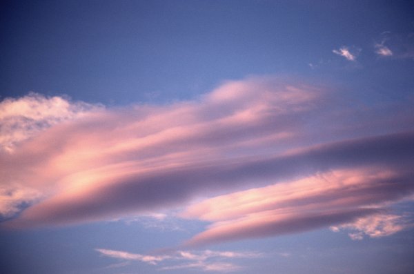 Розовые перистые облака