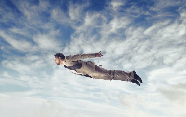 Человек с крыльями падает