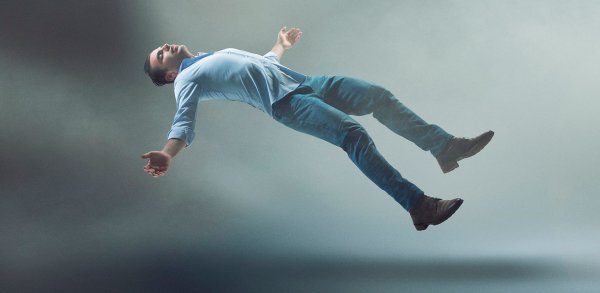 Девочка тянется к небу