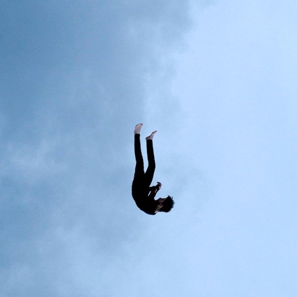 Человек прыгает с моста