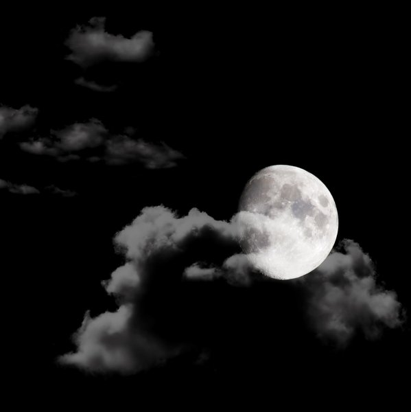 Луна на черном небе