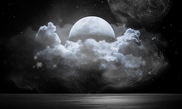 Луна на небе черно-белое