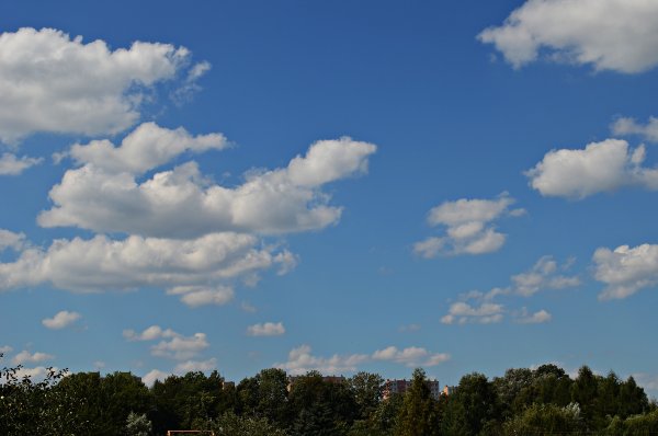 Голубое небо с кучевыми облаками