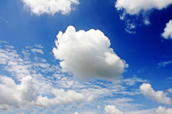 Небо облачно с прояснениями