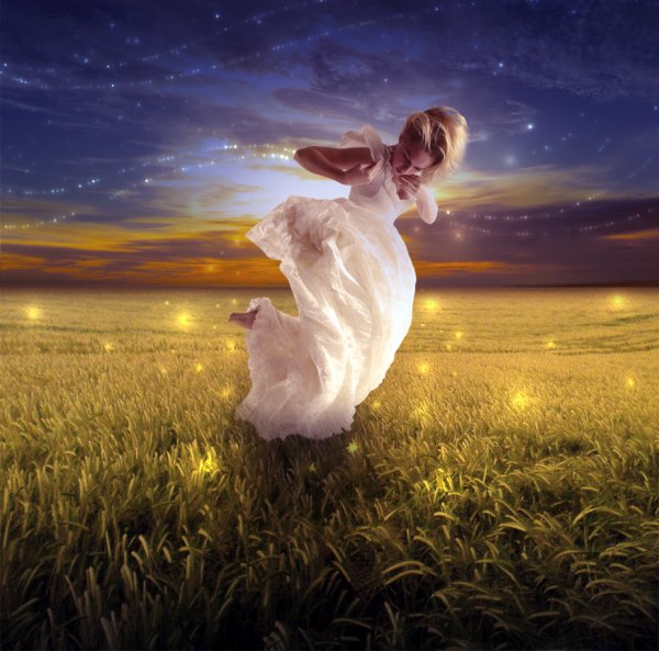 Девушка парит в небе