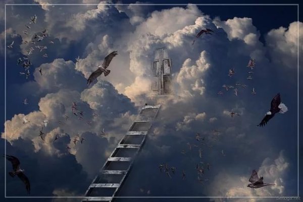 Девушка с крыльями в облаках