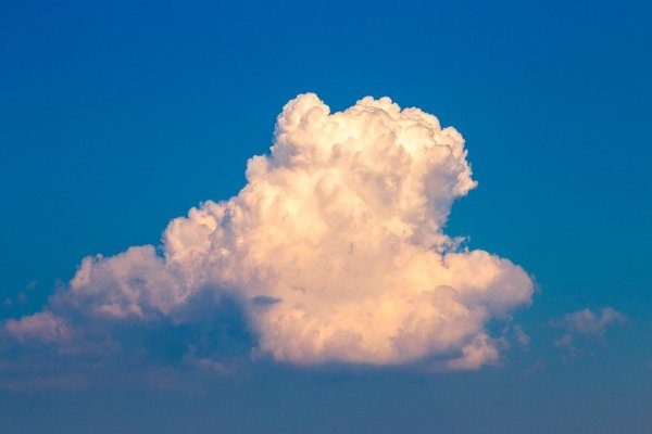 Розовое небо с облаками