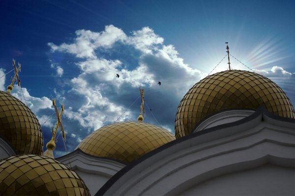 Небо купола храма
