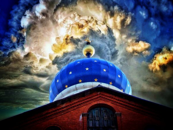 Голубое небо и купола