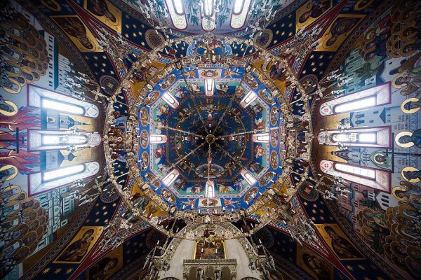 Церковь изнутри под куполом