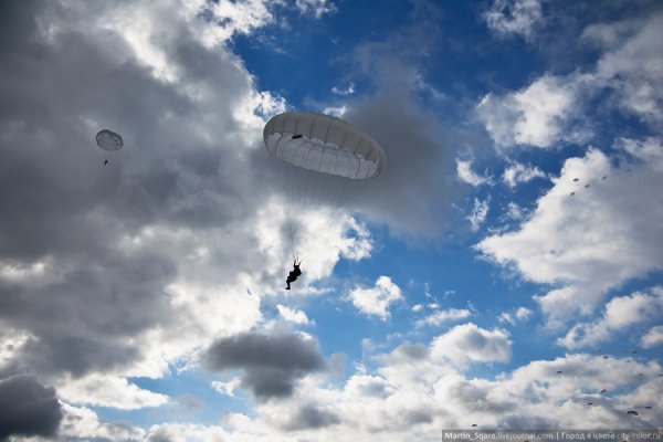 Парашют в небе
