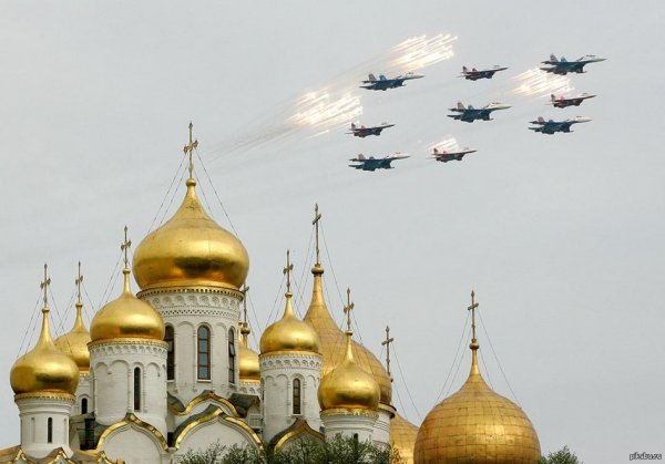 Самолет над церквями