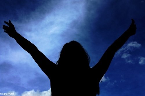 Брюнетка с поднятыми руками