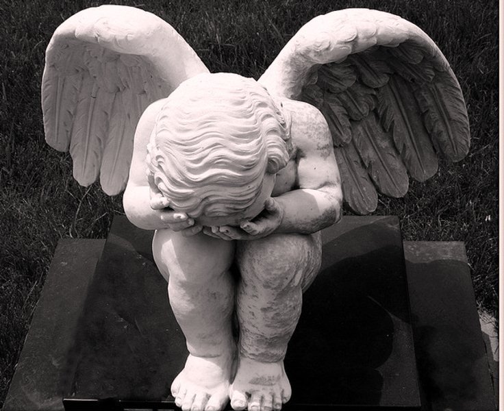 Обидеть ангела. Скульптура ангела с крыльями. Плачущий Ангелочек. Грустные скульптуры. Грустная статуя.