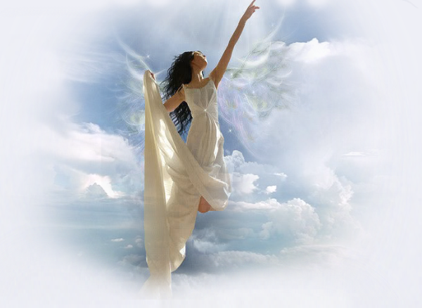 Женщина летает в облаках