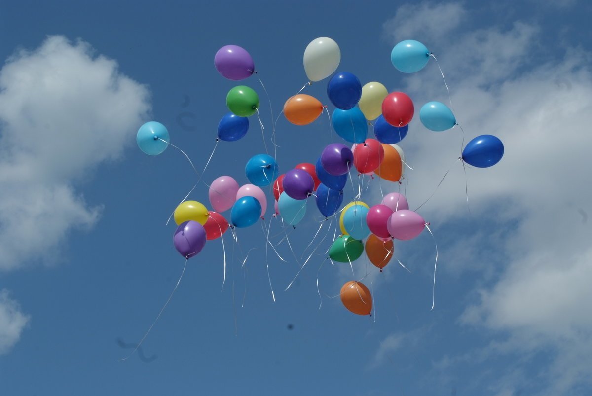 Шары улетели в небо. Воздушный шарик. Воздушные шары в небе. Шарики в небе. Воздушные шары улетают.