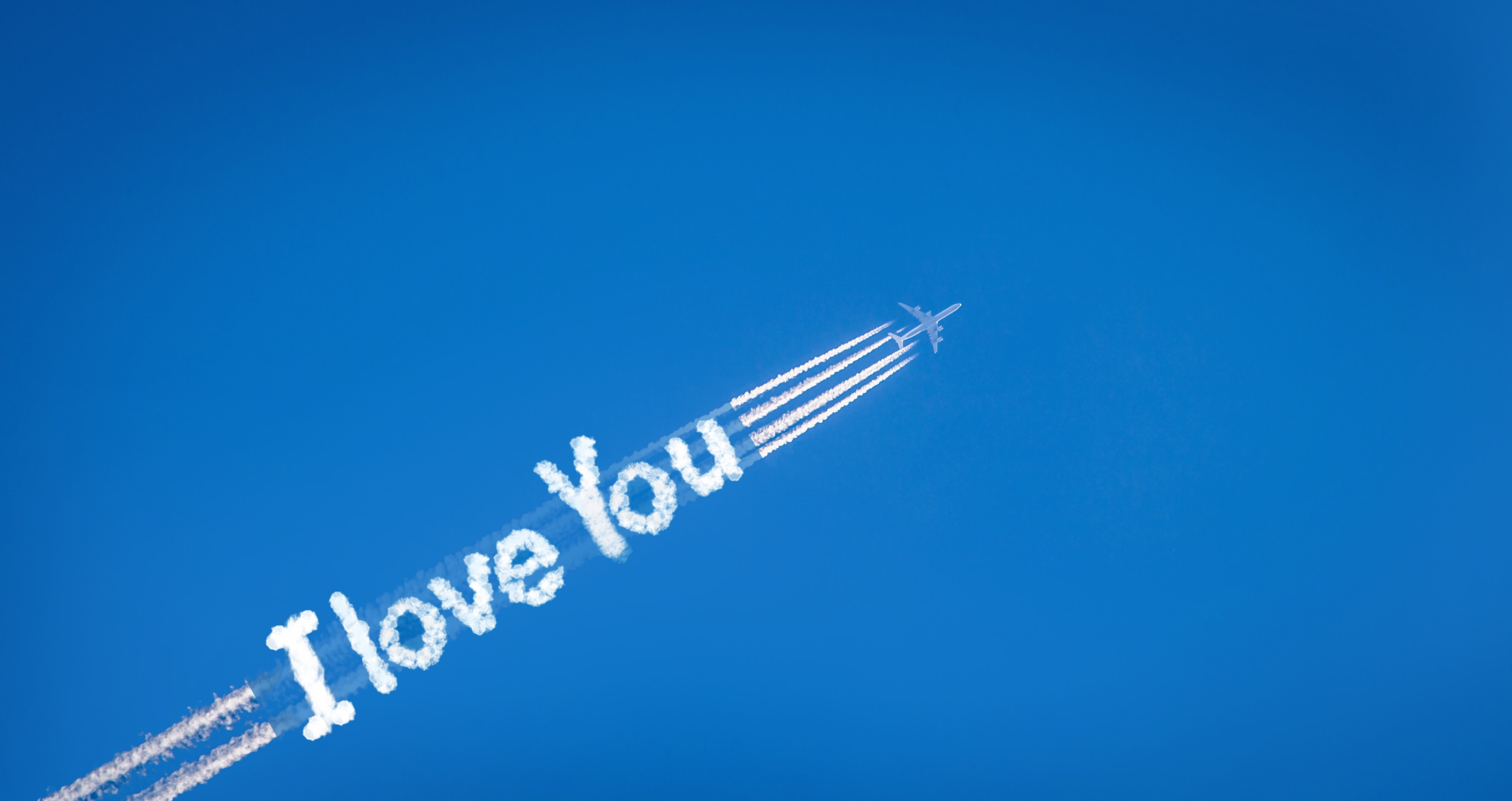 Самолет написал в небе. Самолет с надписью. След самолета. Надпись в небе. Авиация надпись.
