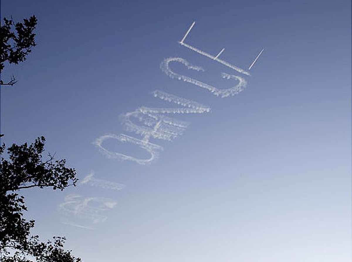 В небе видит знак. Надпись в небе самолетом. Воздух надпись. Облако для надписи. Самолет в небе.