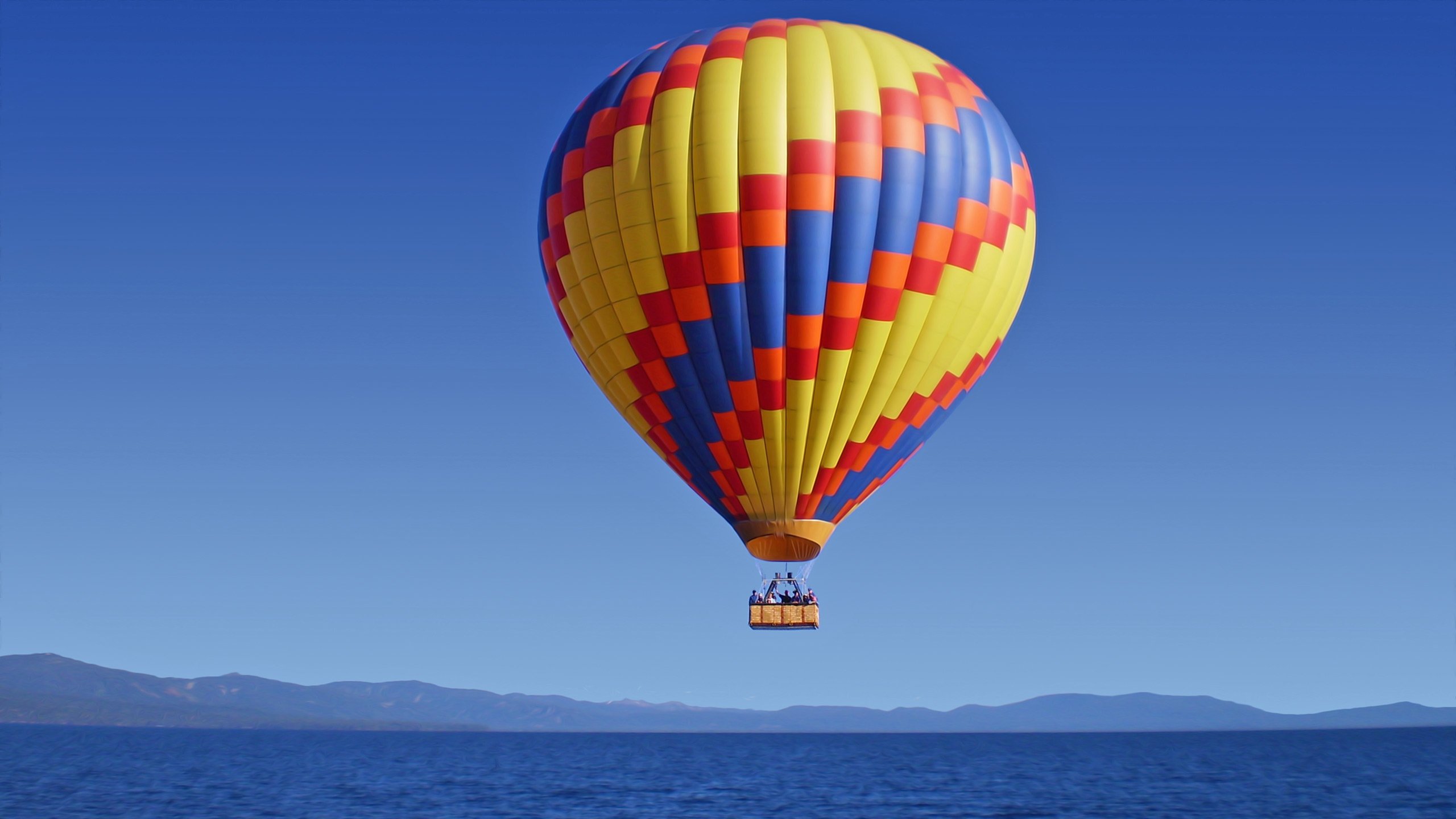 Воздушный шар на море. Воздушный шар. Vozdushnyye shar. Воздушный шар с корзиной в небе. Воздушный шар над морем.