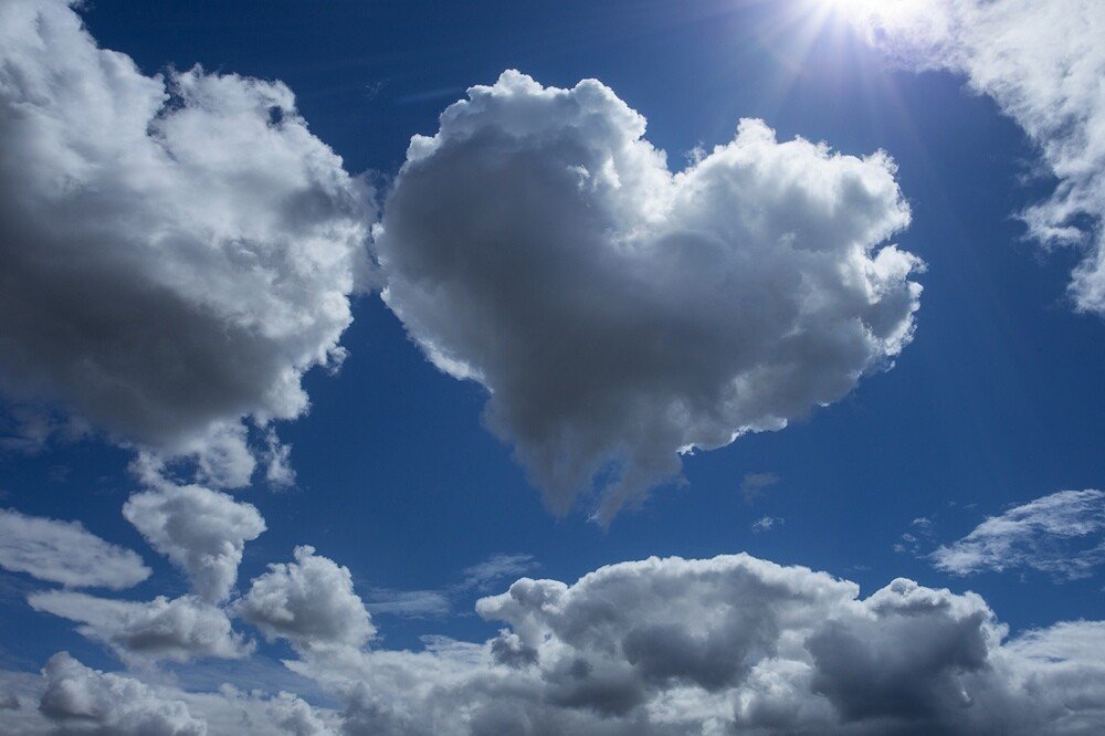 Там на небе тучи. Красивые облака. Любовь в облаках. Облако в виде сердца. Сердце в небе.