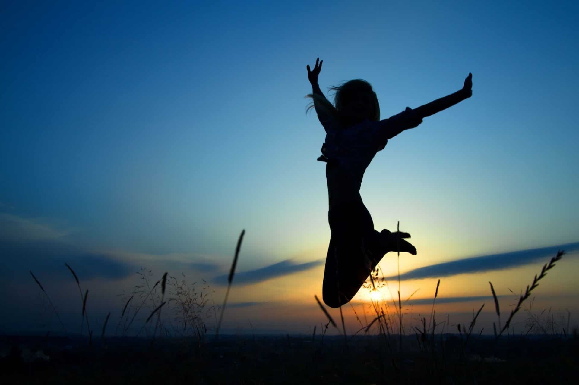 The way you being happy. Девушка в прыжке. Человек прыгает. Счастливая девушка на закате. Девушка прыгает.