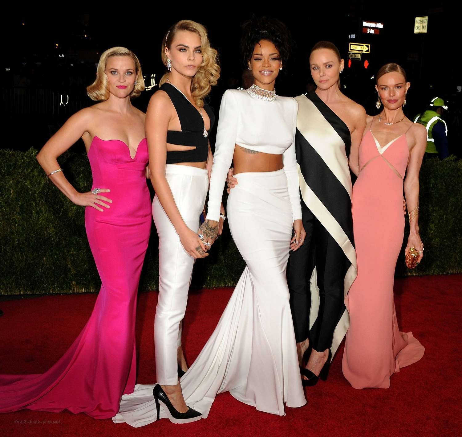 Celeb forum. Cara Delevingne at met Gala 2014 in New York. Риз Уизерспун на красной дорожке. Платье для девушки Голливуд. Несколько девушек в вечерних платьях.