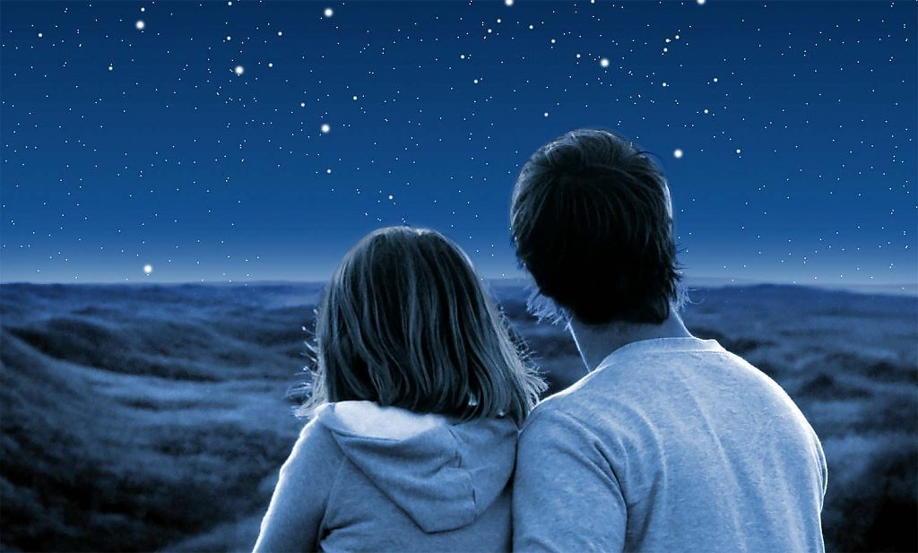 Парень и девушка мечтают о будущем. Влюбленные под звездным небом. Двое под звездами. Человек под звездным небом. Влюбленные ночью.