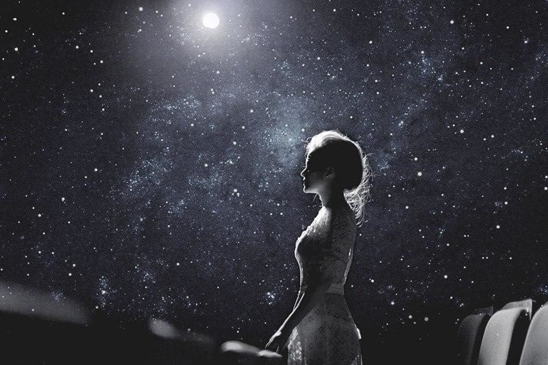 Она смотрела на луну. Девушка звезда. Девушка и звездное небо. Девушка космос. Звезды женщины.