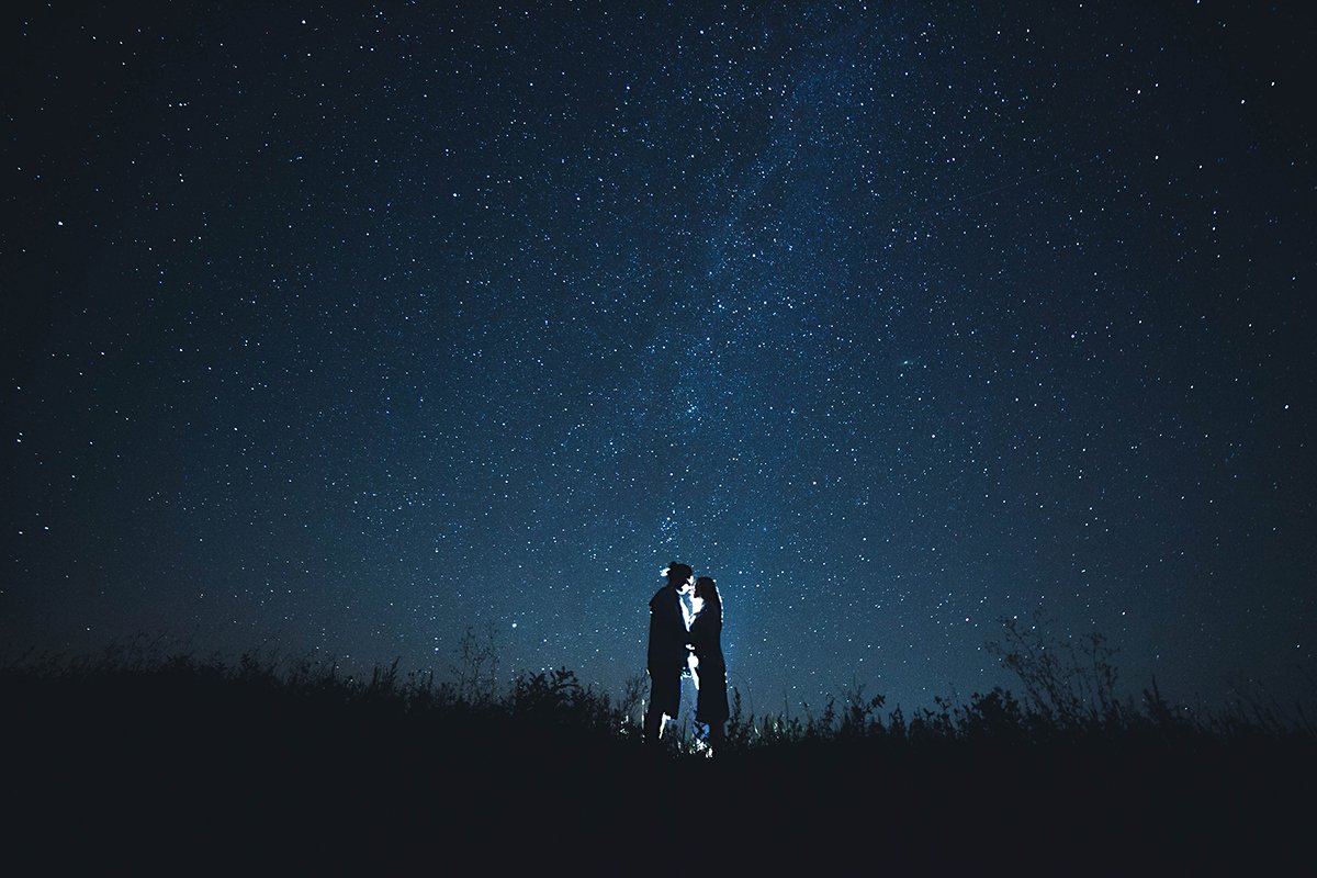 Белорусский под звездопадом. Человек под звездным небом. Человек и ночное небо. Человек под звездами. Звездное небо и человек.