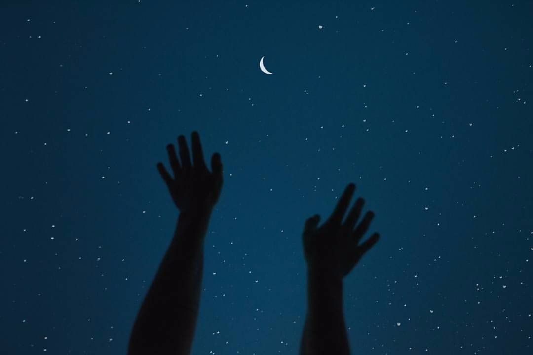 Почему люди тянутся к звездам. Звездное небо и рука. Человек тянется к звездам. Рука тянется к Луне. Рука тянется к небу.