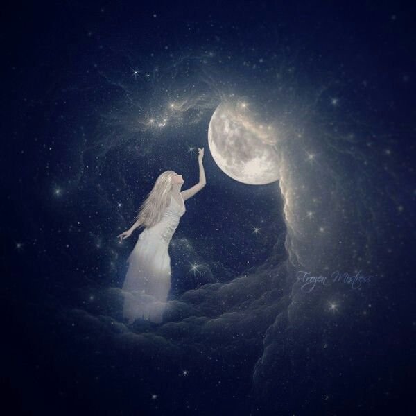 Девочка тянется к небу