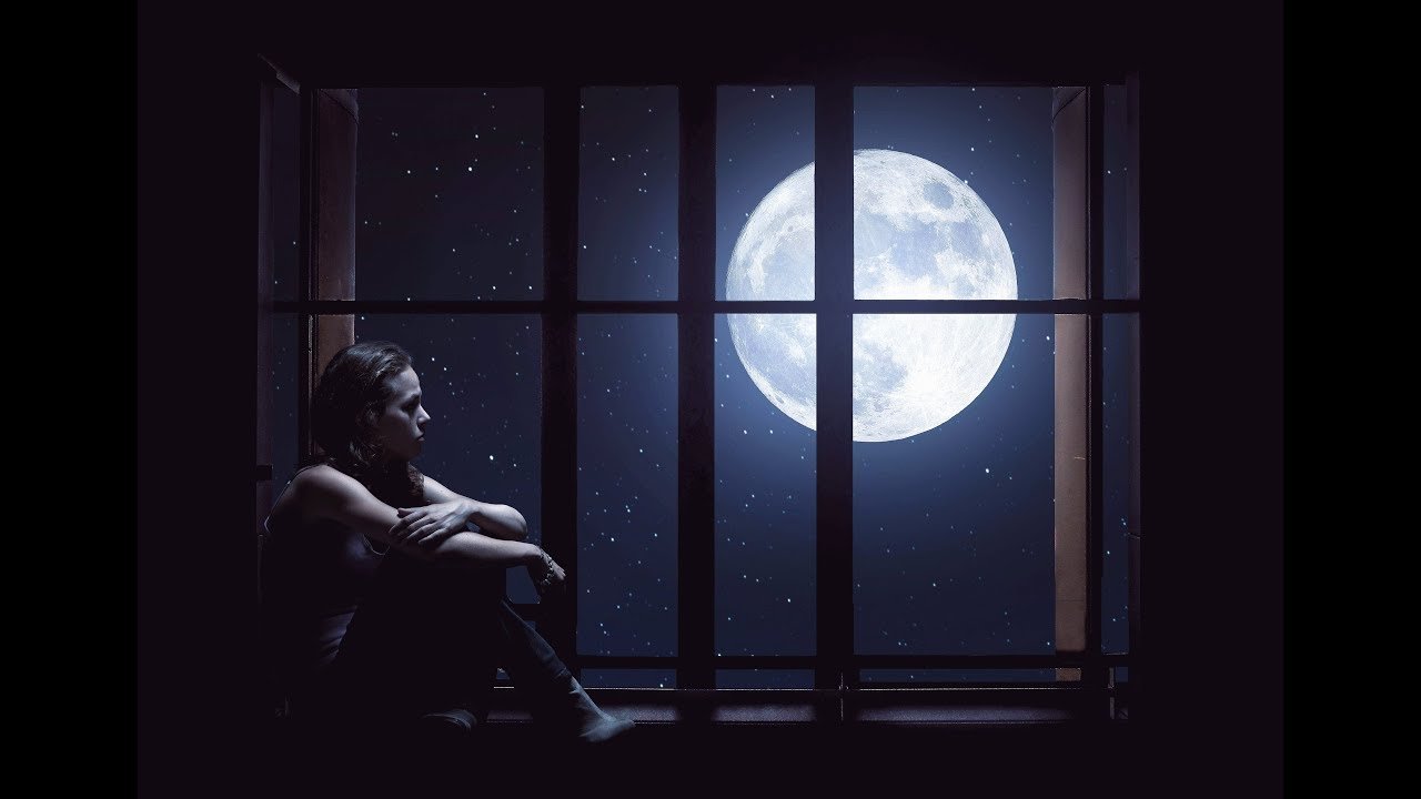 Луна заглядывает в окно. Лунный свет в окне. Окно ночью. Луна в окне. Ночное окно.