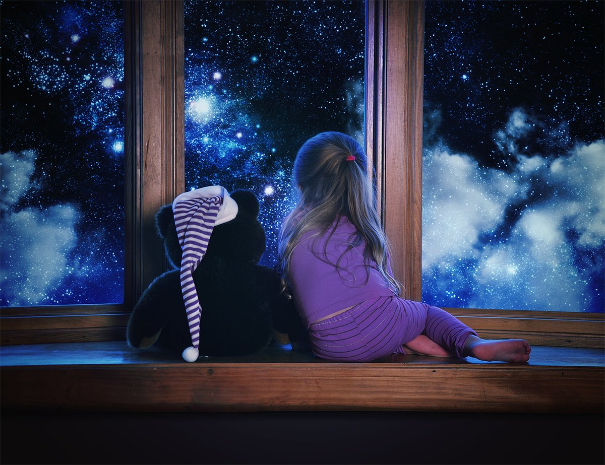 Включи песню окна. Девочка у окна. Звездное небо в окне. Звезды на окна. Окно ночью.