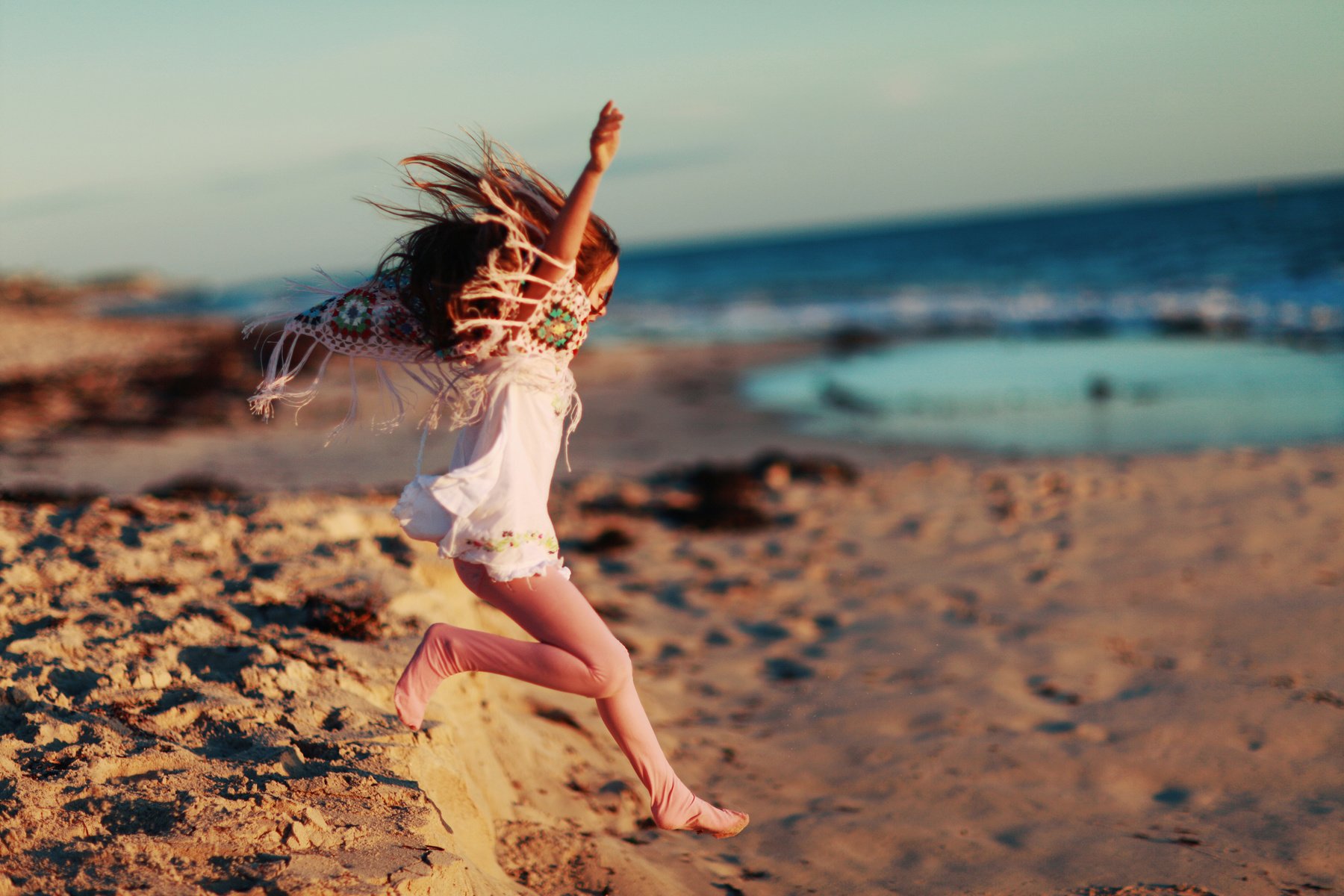 7 беззаботная жизнь. Девушка бежит по песку. Девочка бежит по пляжу. Девушка в прыжке. Беззаботная девушка.