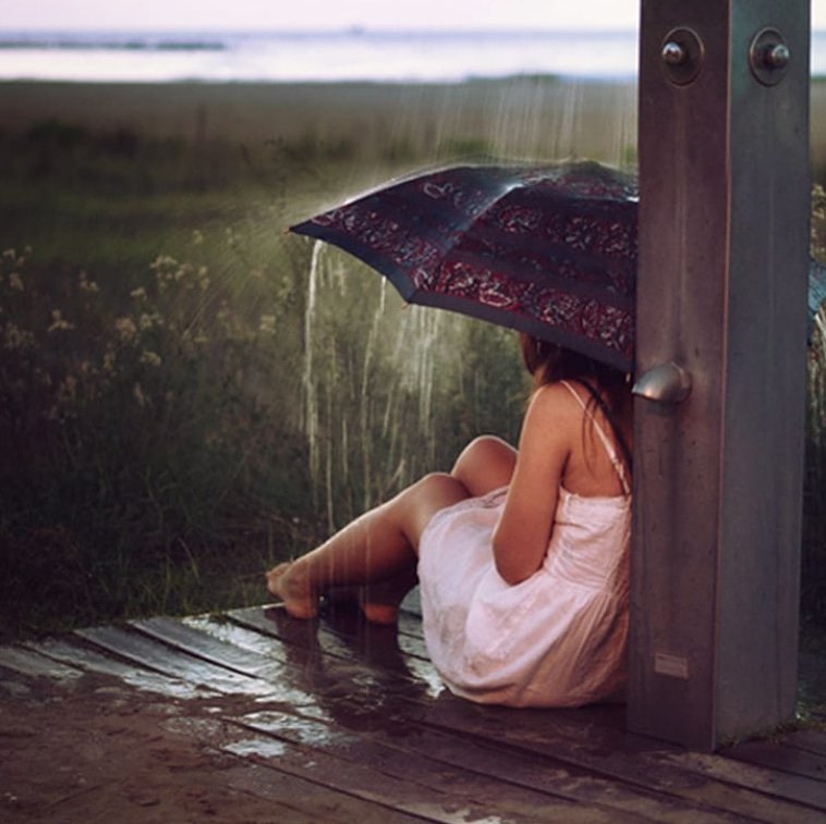 Прячешь грусть. Девушка под дождем. Девушка сидит под дождем. Девушка дождь. Грусть на душе.