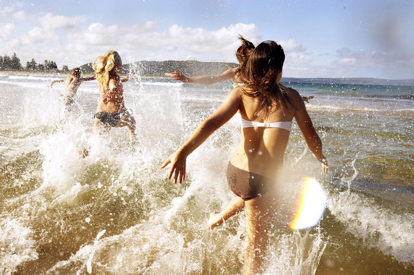 В жаркий летний день люди обеспокоены. Девушки жарким летом. Лето жара пляж. Лето пляж девушки. Девушка на пляже.