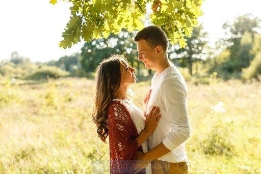 Влюбленная пара на природе