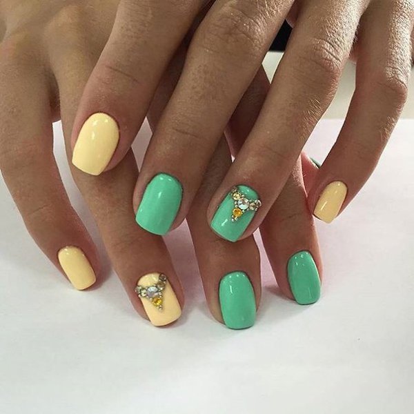 Желто-зеленый маникюр на короткие ногти