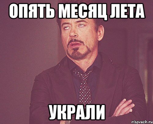 Сыщик преследуя преступников в лесу