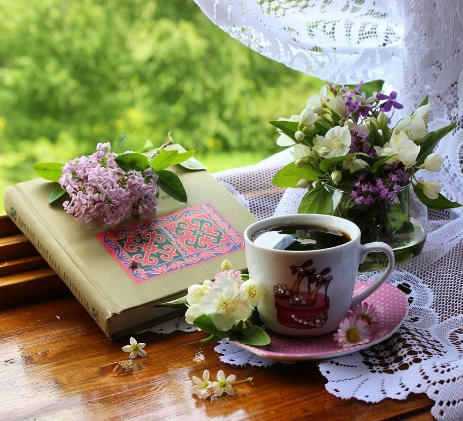 Весенняя чашка чая. Чай цветок. Чай с цветами. Уютное чаепитие. Кофе и цветы.