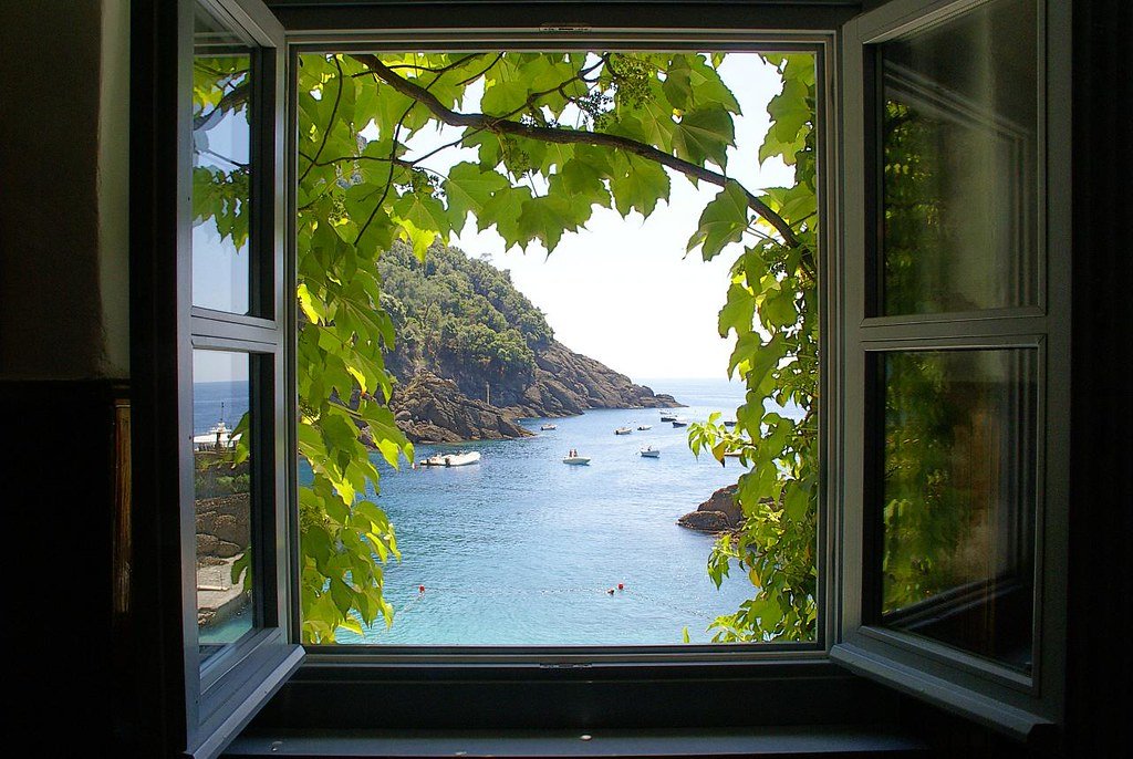 Из окна видна река. Прекрасный вид из окна. Окно с видом на природу. Красивые окна. Открытое окно.