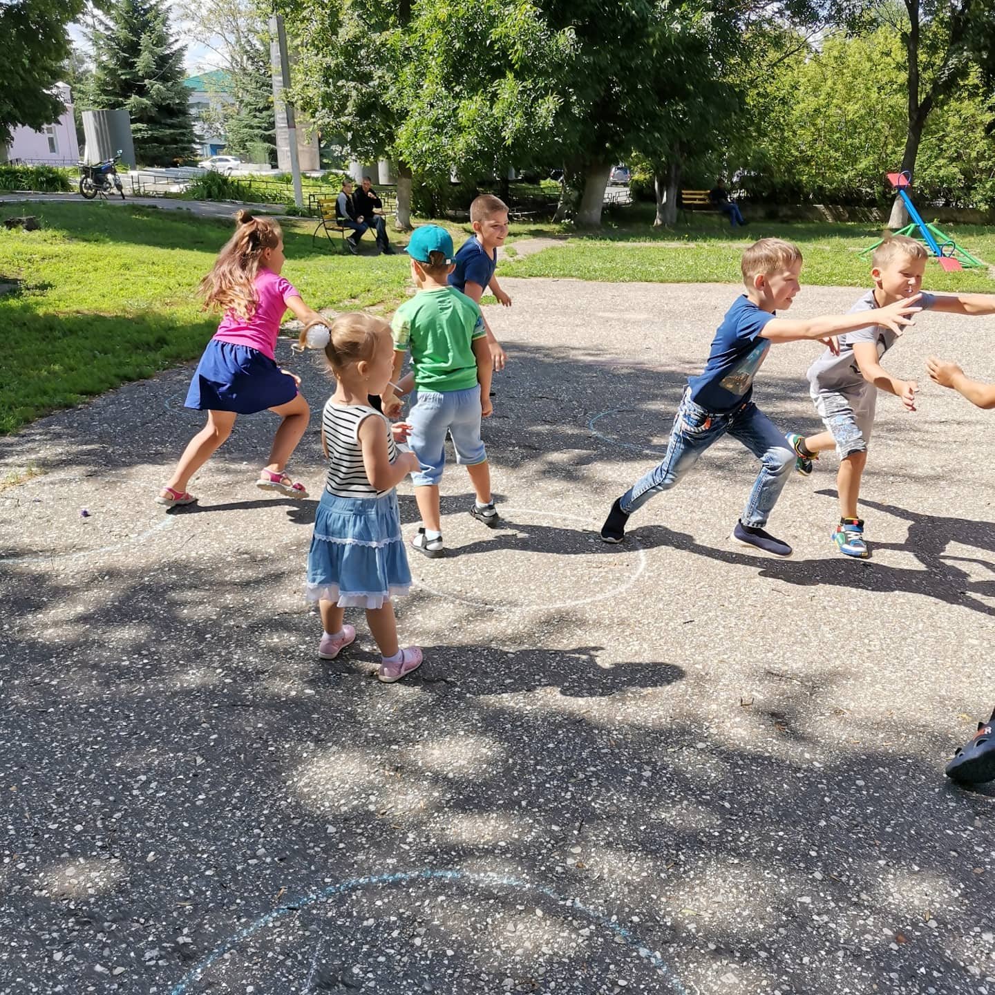 Подвижные игры для детей. Активные игры для детей. Детская летняя площадка. Современные игры на улице. Игры на улице для детей 6 лет