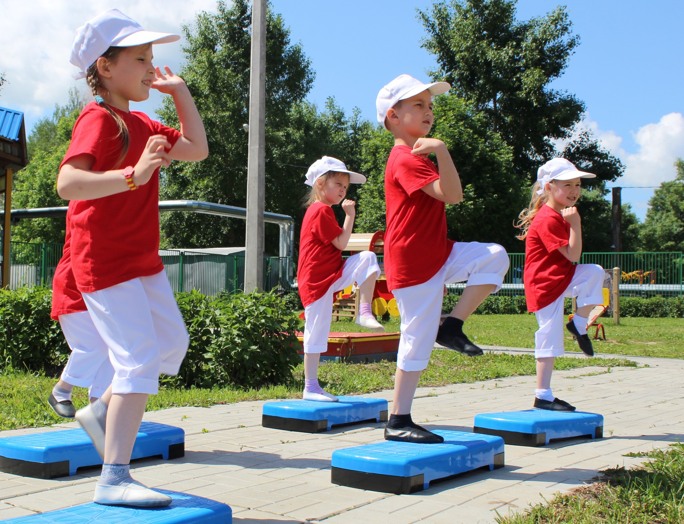 Физкультурное развлечение. Летние развлечения для детей. Летние развлечения в детском саду. Спортивные занятия на свежем воздухе дети. Физкультура на улице для дошкольников.